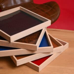 Collection de plateaux de présentation carrés en bois massif avec fonds amovibles