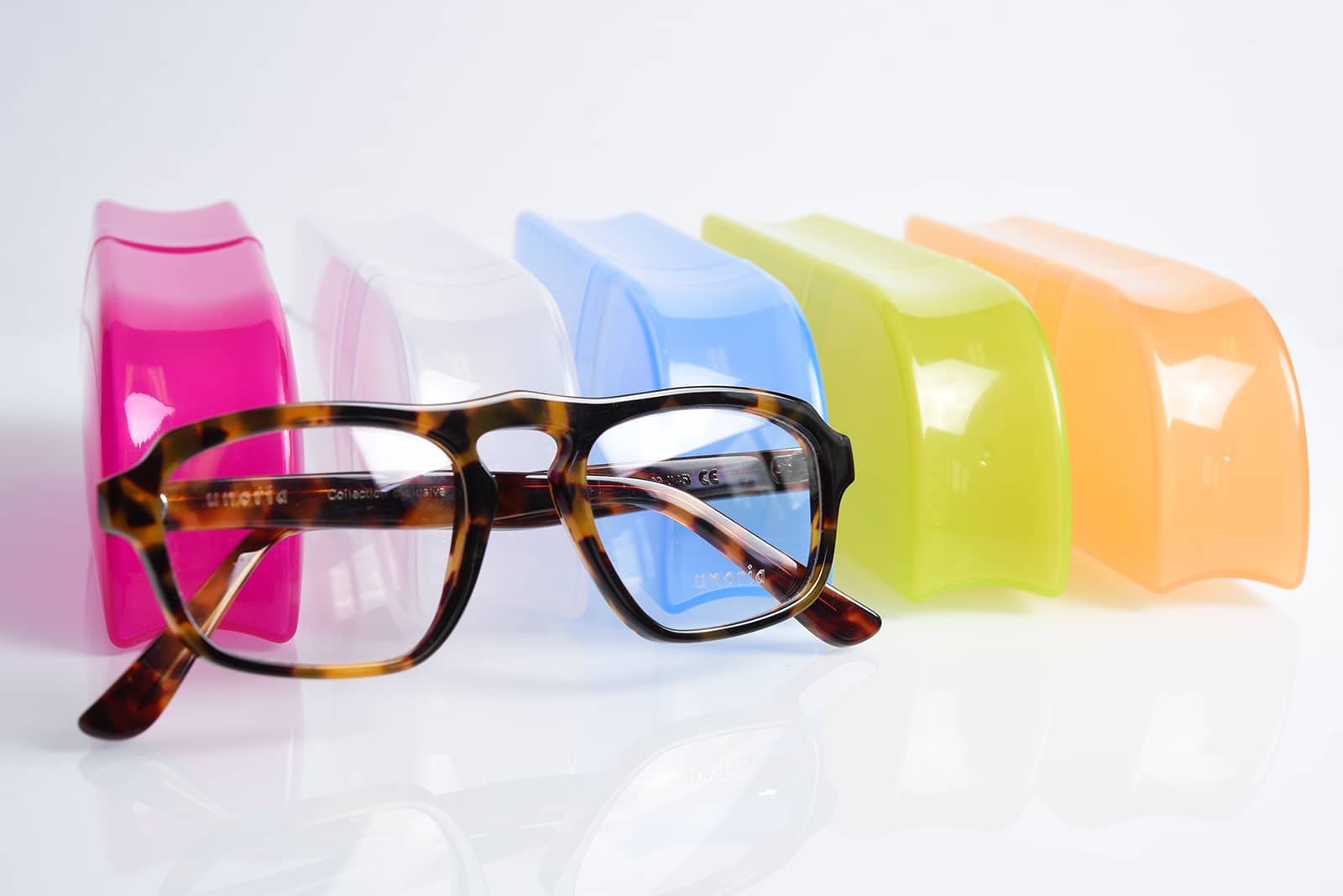 Gammes de produits de qualité pour opticien, peniches, étuis à lunettes, meubles