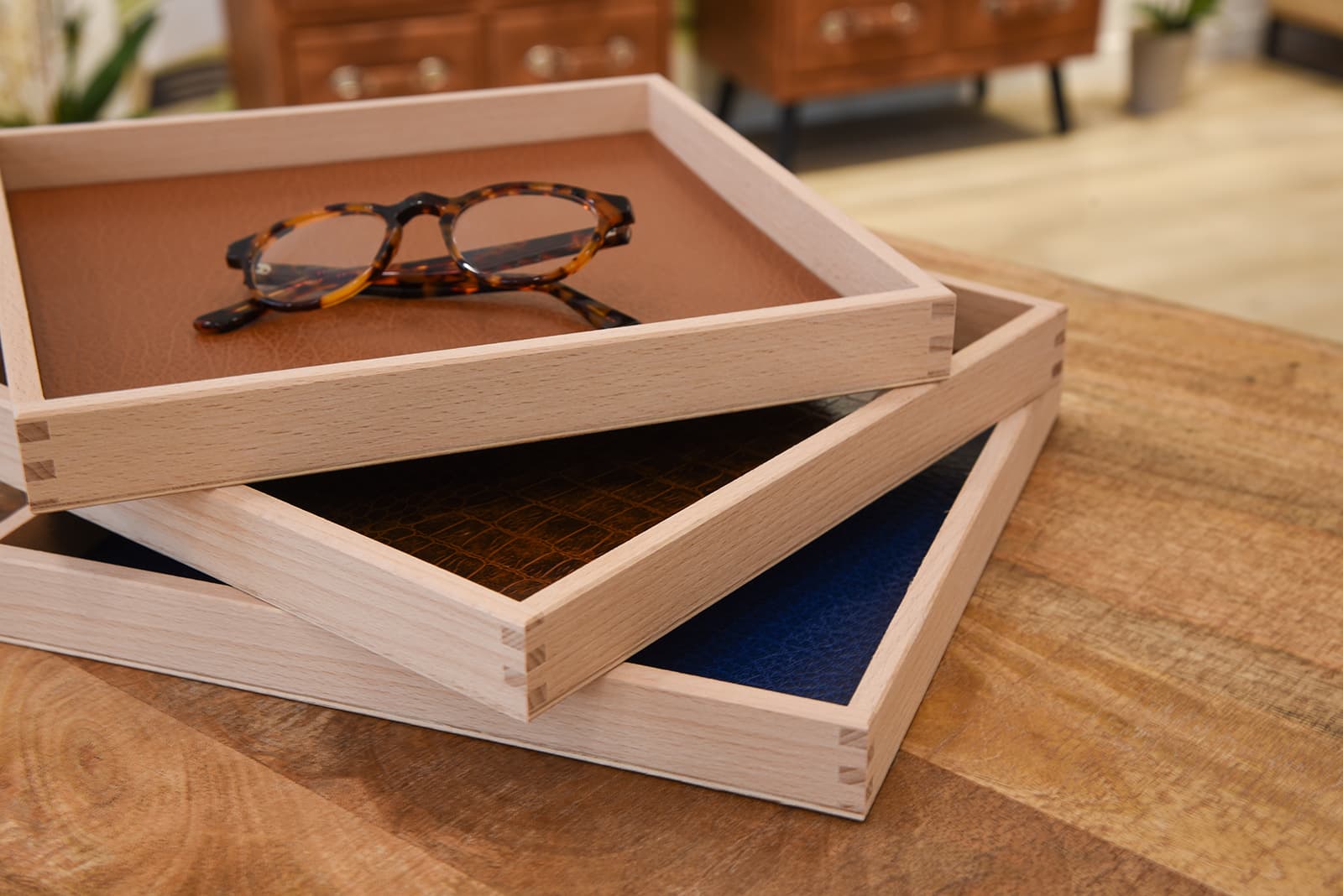Plateau de présentation carré en bois pour valoriser vos lunettes